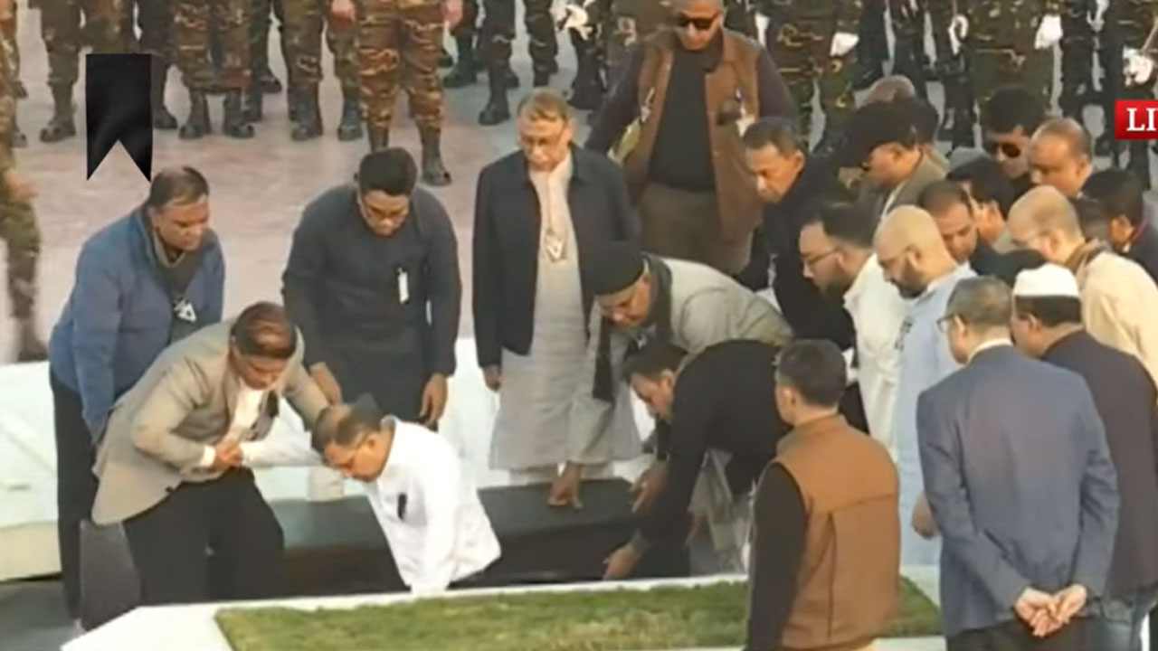 স্বামীর পাশে চিরনিদ্রায় শায়িত ‘আপসহীন নেত্রী’ খালেদা জিয়া