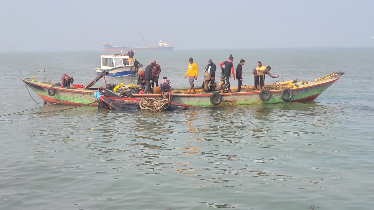ভোলার মেঘনায় লবণবাহী ট্রলার ডুবি| জীবিত উদ্ধার-৭