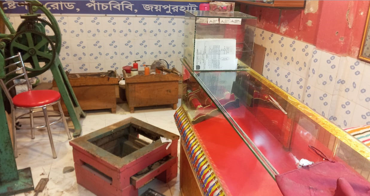 পাঁচবিবিতে নৈশপ্রহরীকে বেঁধে জুয়েলারি দোকানে দুর্ধর্ষ ডাকাতি: ৩৫ ভরি স্বর্ণ লুট