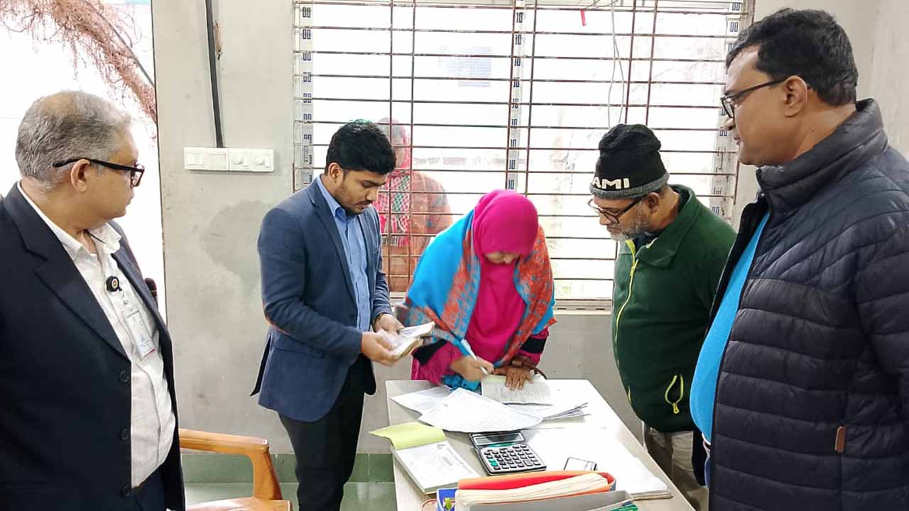 সাভারে বেশি দামে গ্যাস সিলিন্ডার বিক্রি: দুই প্রতিষ্ঠানকে জরিমানা