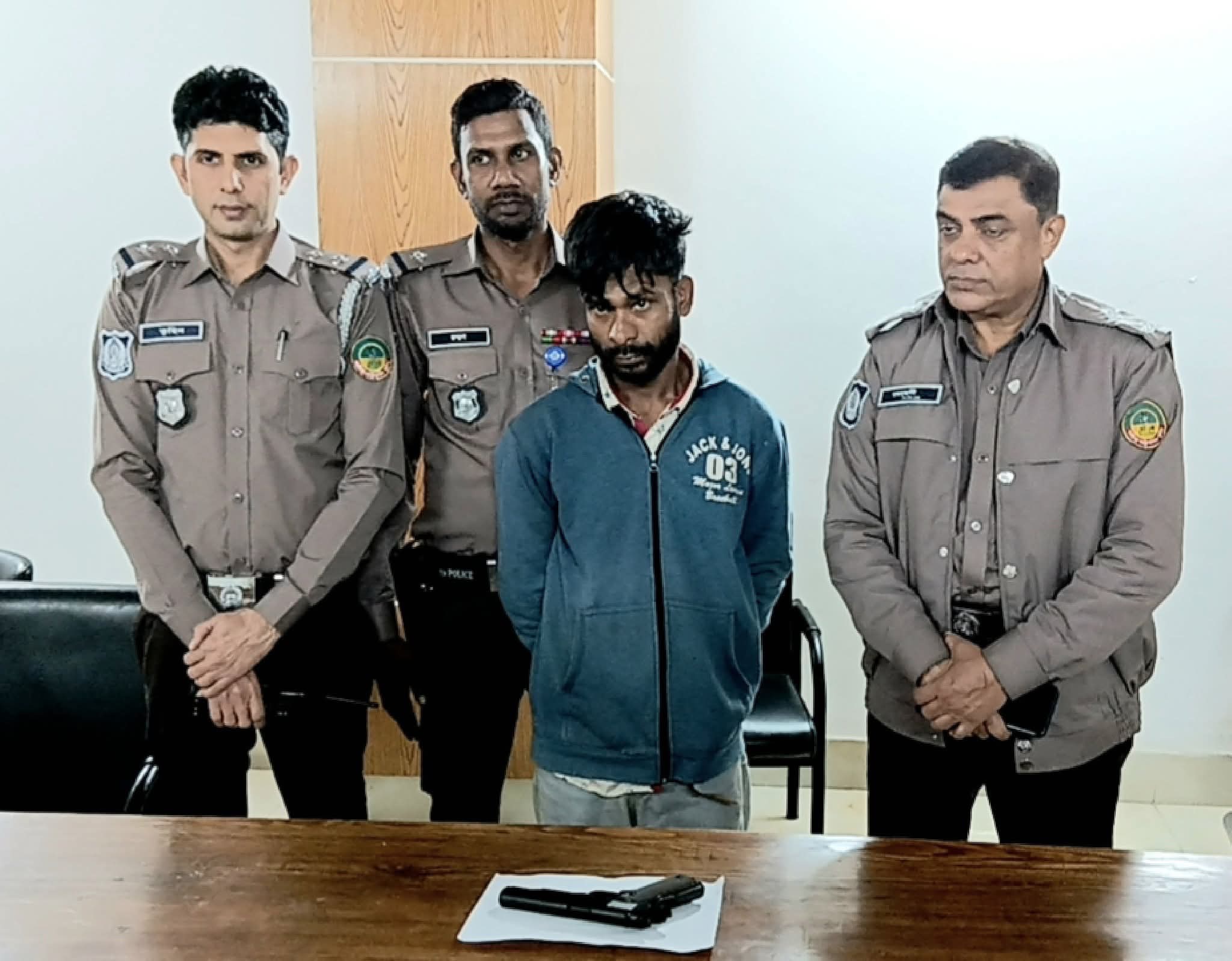 টঙ্গীতে বিদেশী পিস্তলসহ যুবক গ্রেফতার করেছে টঙ্গী পূর্ব থানা পুলিশ