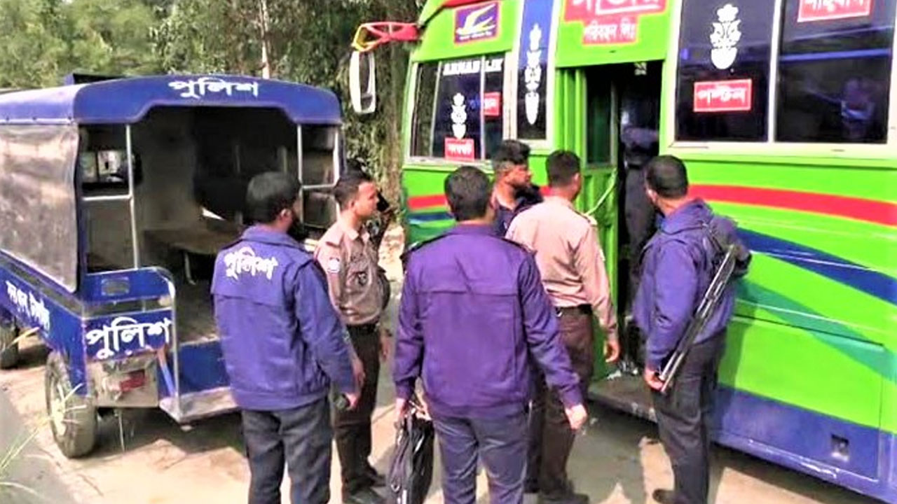 টাঙ্গাইলে চলন্ত বাসে কলেজছাত্রীকে রাতভর গণধর্ষণ: চালক-হেলপারসহ গ্রেপ্তার ৩