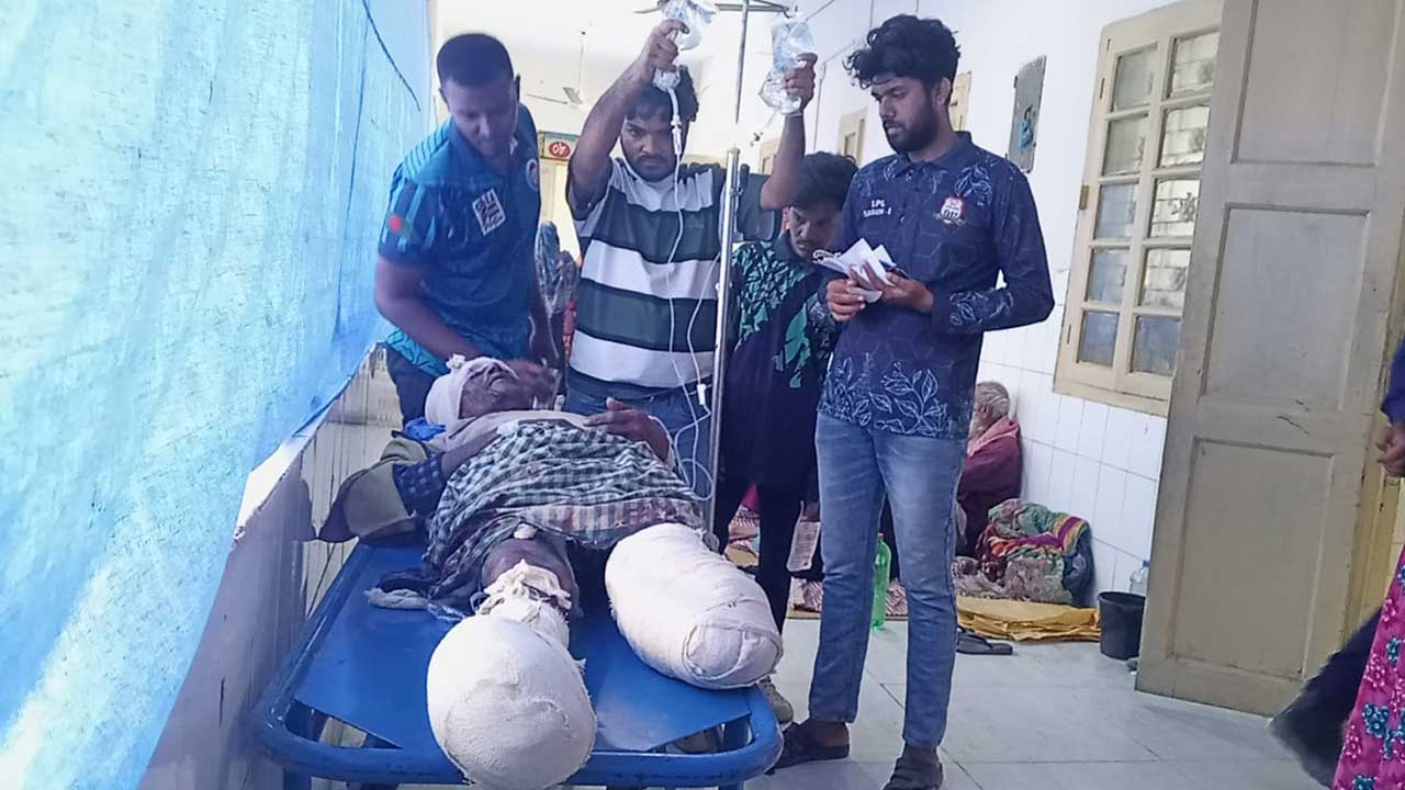 চুয়াডাঙ্গায় চলন্ত ট্রেন থেকে নামতে গিয়ে বাদাম বিক্রেতার দুই পা বিচ্ছিন্ন