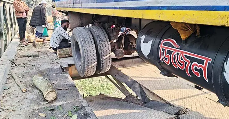 দাউদকান্দিতে বেইলি সেতুর পাটাতন ভেঙে ট্রাক আটকে যোগাযোগ বিচ্ছিন্ন