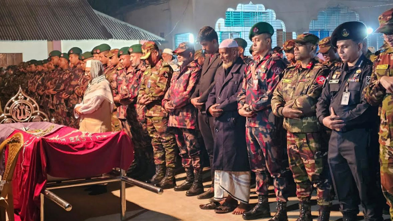 কুমিল্লায় রাষ্ট্রীয় মর্যাদায় চিরনিদ্রায় শায়িত শহীদ র‍্যাব কর্মকর্তা মোতালেব