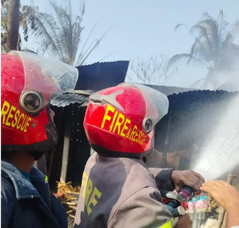 বাঁশখালীতে বসতঘরে ভয়াবহ আগুন: ৮ কক্ষ পুড়ে ছাই