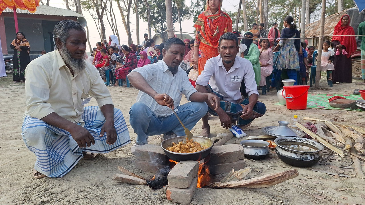 স্ত্রীদের বিশ্রামে রেখে রান্নায় ব্যস্ত স্বামীরা
