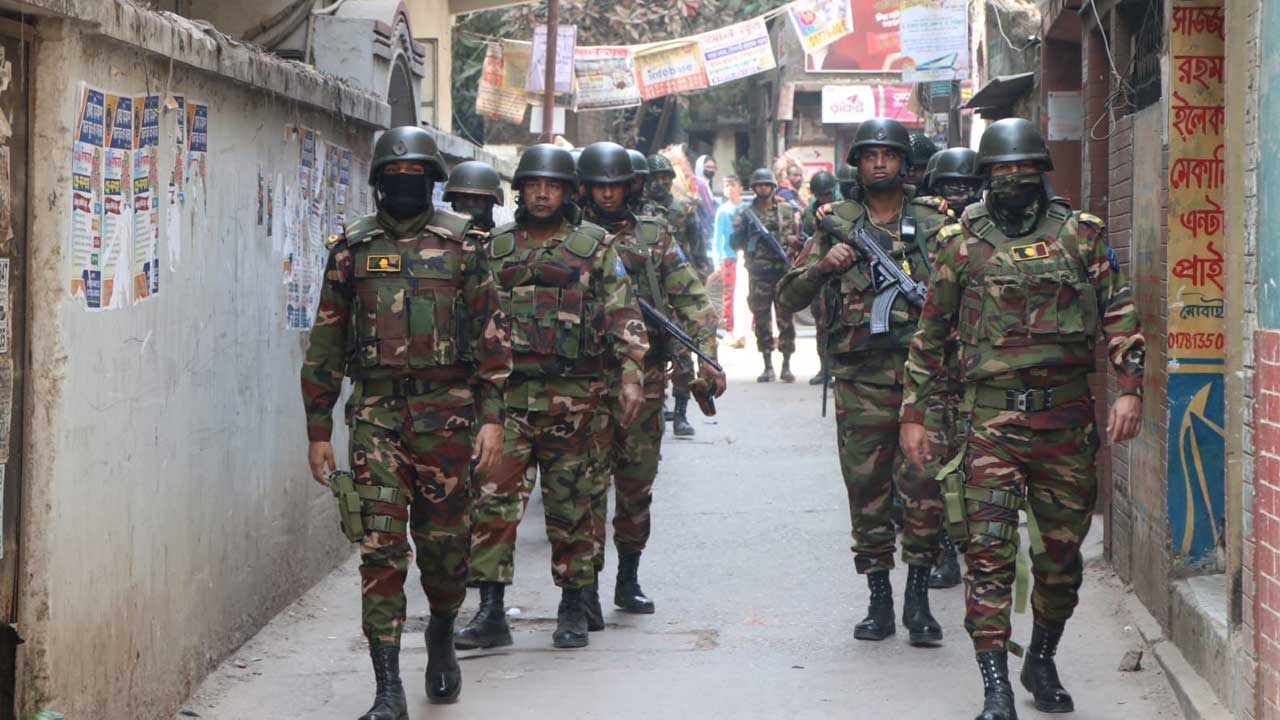 নির্বাচনী পরিবেশ নিরাপদ রাখতে মোহাম্মদপুরে সেনাবাহিনীর টহল