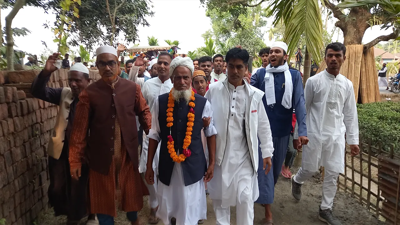 দীর্ঘ ৪০ বছর ইমামতির শেষ দিনে রাজকীয় বিদায় - প্রভাতী নিউজ  - বিচিত্র খবর