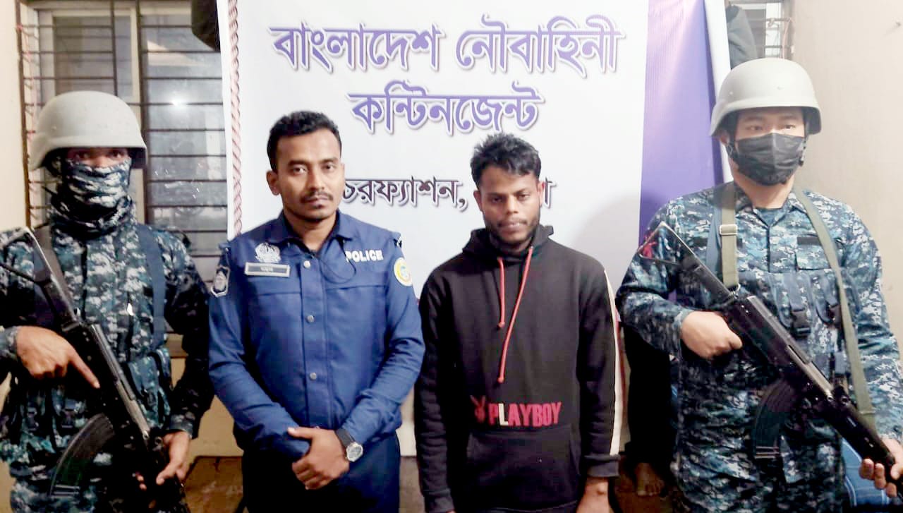 যৌথ বাহিনীর অভিযানে চরফ্যাশনে দুই মাদক ব্যবসায়ী গ্রেফতার