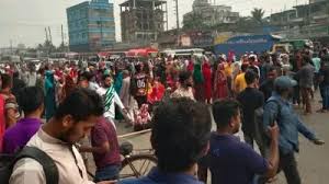 ঢাকা-টাঙ্গাইল মহাসড়ক অবরোধ করে শ্রমিকদের বিক্ষোভ