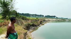 মধুমতী নদী থেকে বালু উত্তোলন, ভাঙনের ঝুঁকিতে শতাধিক পরিবার