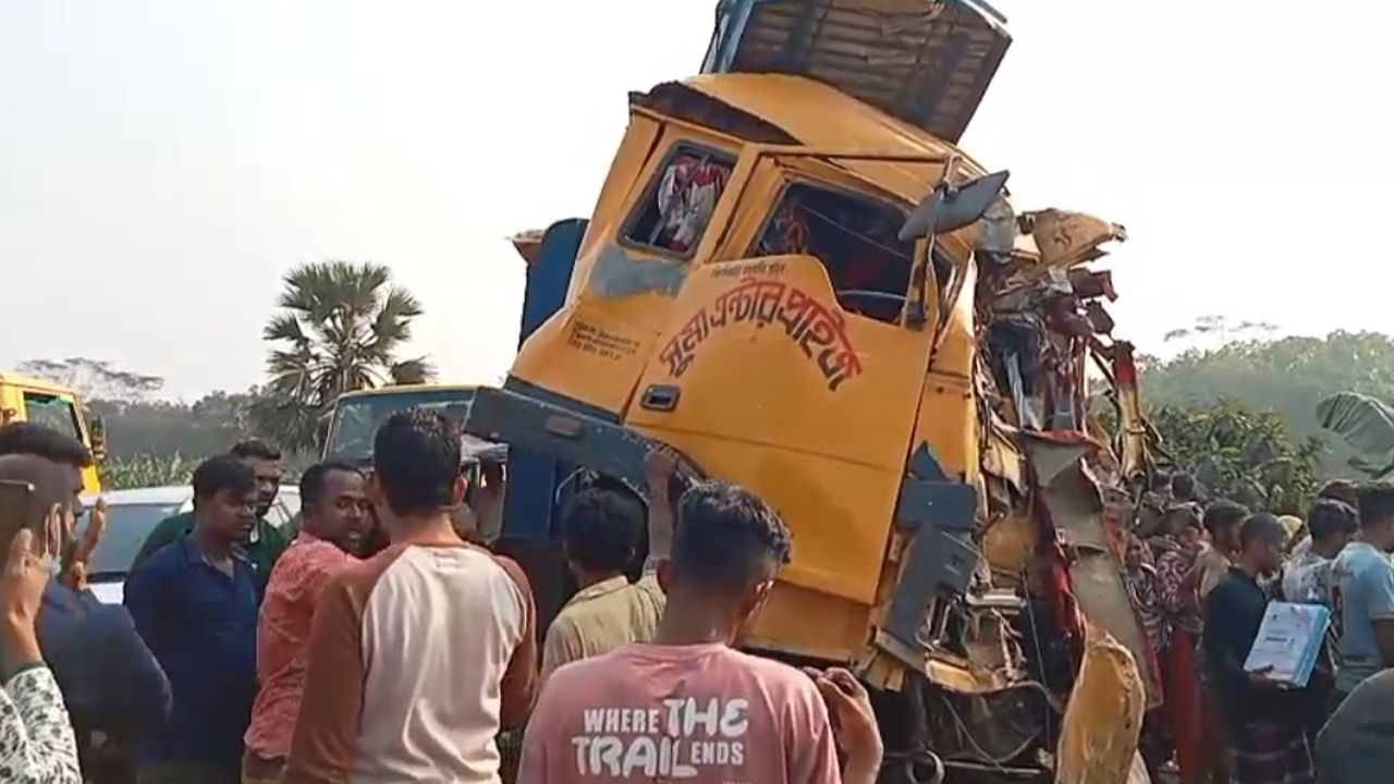 ফরিদপুরের ভাঙ্গায় বাস–ট্রাকের মুখোমুখি সংঘর্ষ, আহত ১৯