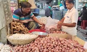 প্রথম রোজাতেই চড়া পেঁয়াজের দাম, কেজিতে বাড়ল ১০-১৫ টাকা - প্রভাতী নিউজ  - অর্থনীতি
