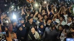 বাধার মুখে শহীদ মিনারে শ্রদ্ধা জানাতে পারেননি রুমিন ফারহানা