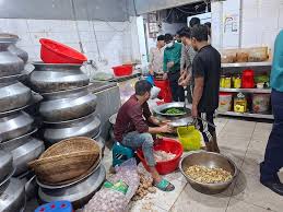 চট্টগ্রামে হোটেলের রান্নাঘরে তেলাপোকা-ইঁদুর, ১০ হাজার টাকা জরিমানা - প্রভাতী নিউজ  - সারাদেশ