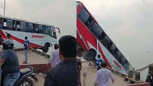 দৌলতদিয়া ঘাটে ফেরিতে ওঠার সময় নদীতে পড়ল যাত্রীবাহী বাস, হতাহতের শঙ্কা - প্রভাতী নিউজ  - জাতীয়
