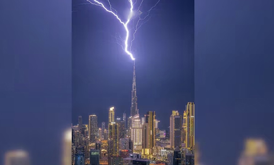 বিশ্বের সর্বোচ্চ ভবন দুবাইয়ের বুর্জ খলিফার উপর ভয়াবহ বজ্রপাত