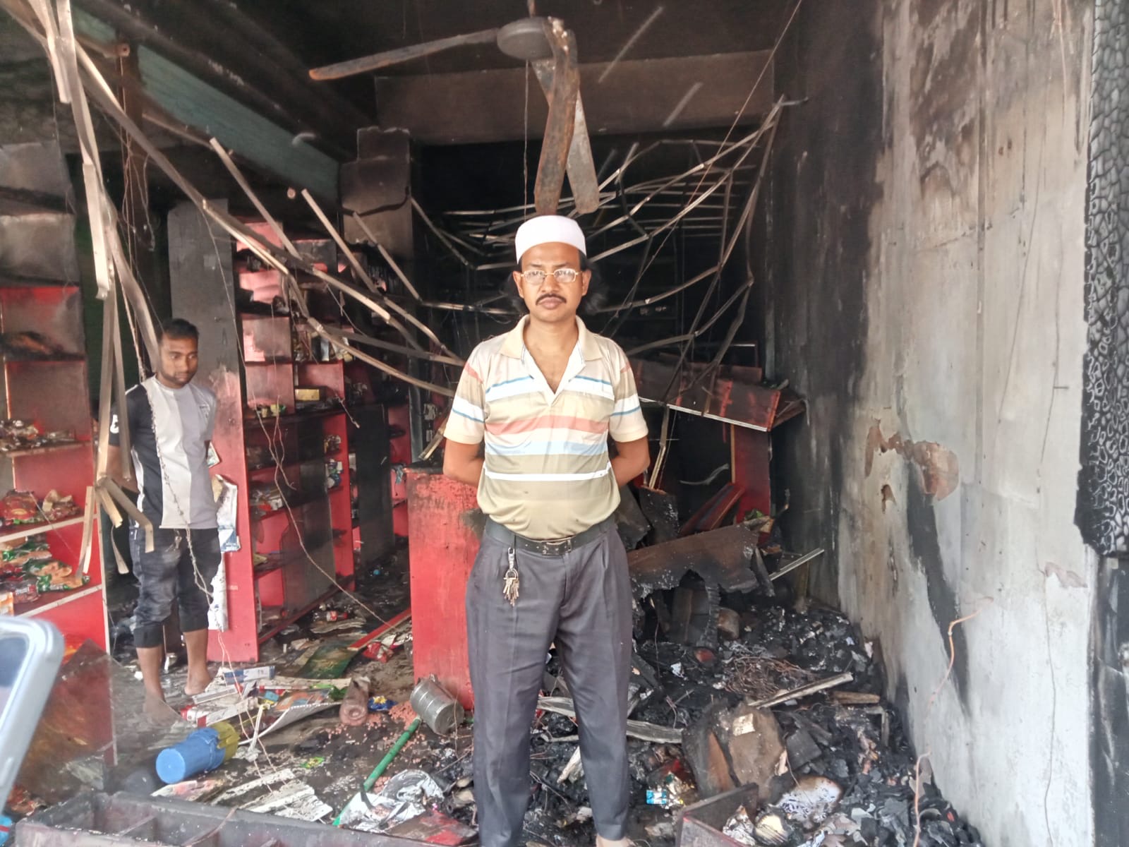 চৌগাছায় ফারুক কপি হাউজে ভয়াবহ অগ্নিকাণ্ড, কয়েক লক্ষ টাকার ক্ষয়ক্ষতি - প্রভাতী নিউজ 