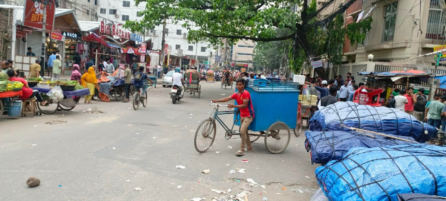উত্তরা রাজলক্ষ্মী এলাকায় ডিএমপির হকার উচ্ছেদ অভিযান,যে লাউ সেই কদু