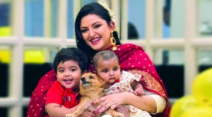 নিজের শাড়ি কেটে সন্তানদের বৈশাখী পোশাক বানালেন পরীমণি