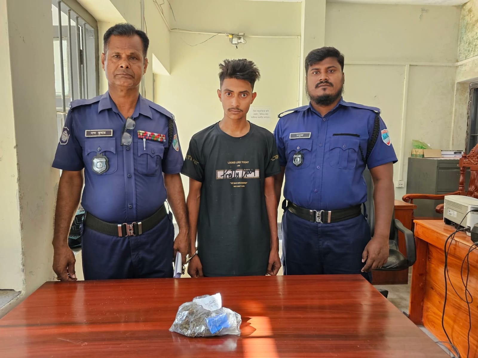 চৌগাছায় পুলিশের বিশেষ অভিযানে ইয়াবা ও গাঁজাসহ যুবক আটক