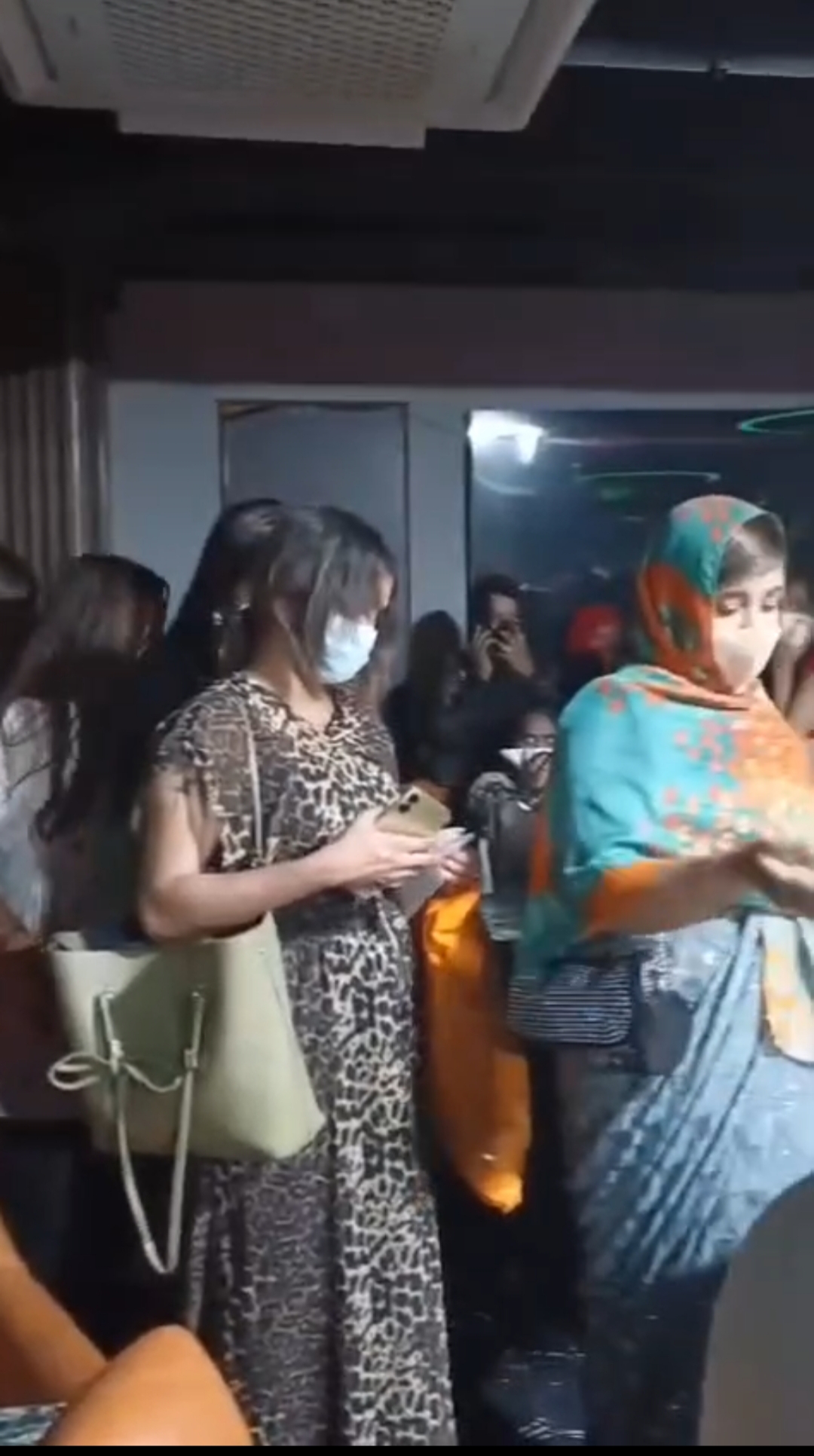 উত্তরায় কম্বে বারে মাজরাতে বেরসিক পুলিশের হানা