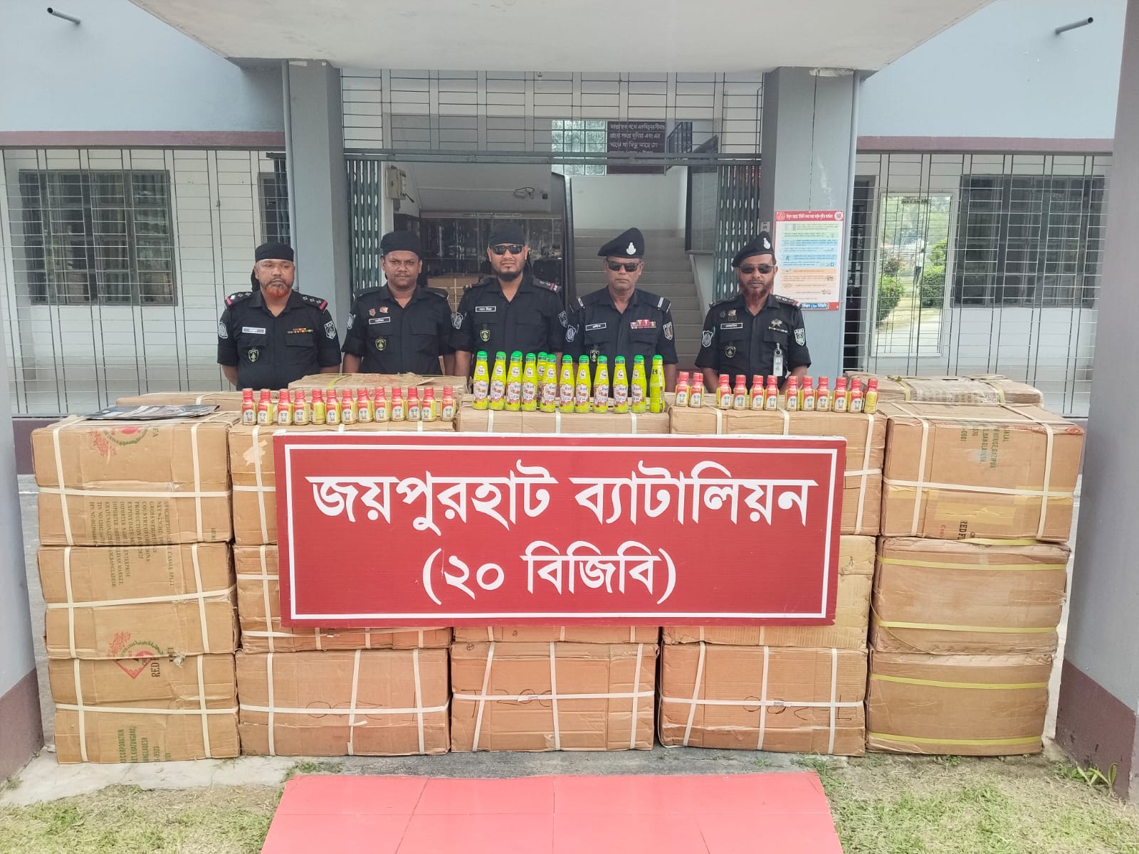 দিনাজপুরে যৌথ অভিযানে বিপুল পরিমাণ অবৈধ উত্তেজক সিরাপ উদ্ধার, গ্রেপ্তার নয় কেউ