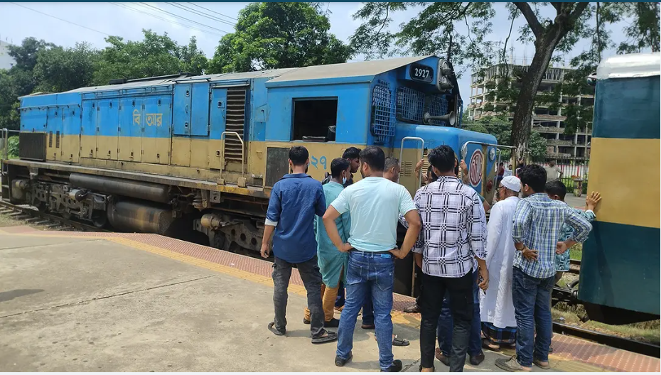 বিকল্প ইঞ্জিনে সাড়ে তিন ঘণ্টা পর ফেনী ছাড়ল মেঘনা এক্সপ্রেস, চরম ভোগান্তিতে ৮০০ যাত্রী