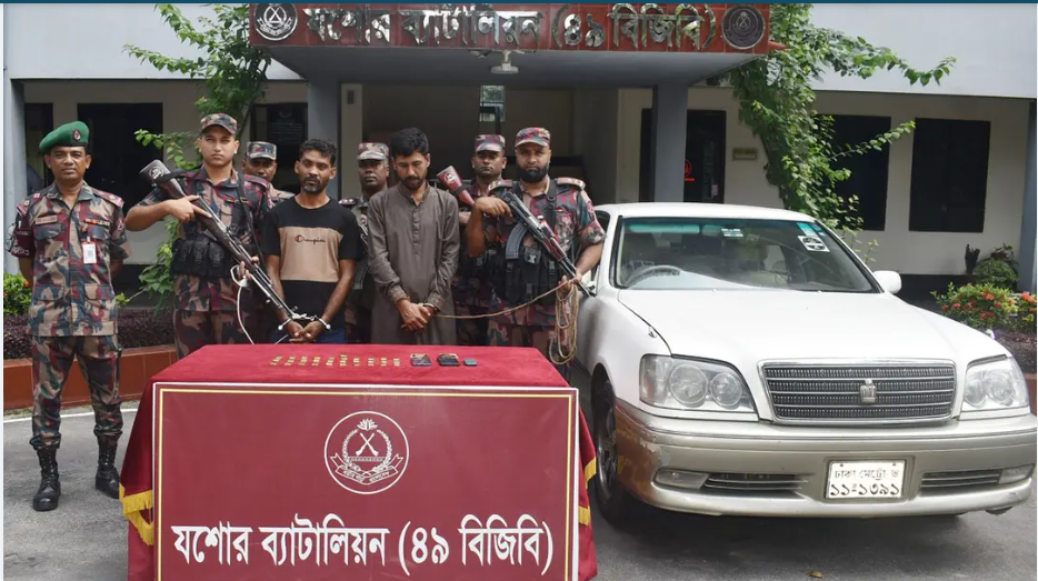 যশোরে ভারতে পাচারের সময় ৭ কোটি টাকার স্বর্ণের বারসহ আটক ২