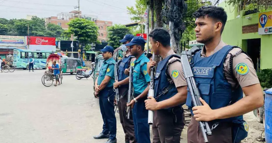 চট্টগ্রামে আইনশৃঙ্খলা রক্ষায় কঠোর পুলিশ