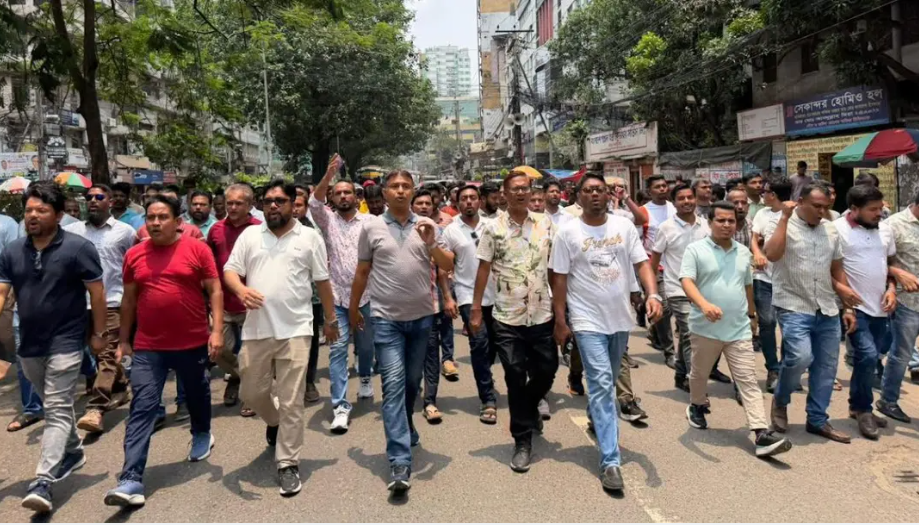 আওয়ামী লীগের নৈরাজ্যের প্রতিবাদে রাজধানীতে স্বেচ্ছাসেবক দলের বিক্ষোভ মিছিল