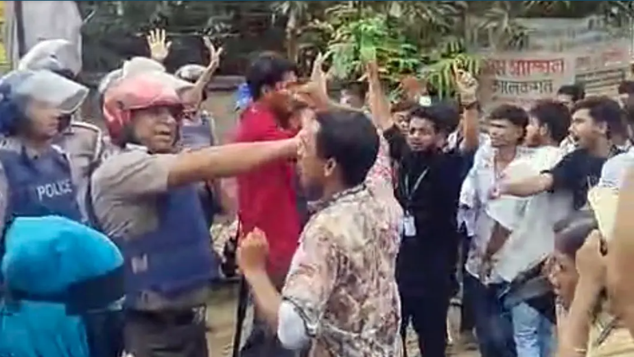 নারী শ্রমিকের মৃত্যুকে কেন্দ্র করে গাজীপুরে রণক্ষেত্র: শ্রমিক-পুলিশ ধাওয়া-পাল্টা ধাওয়া, টিয়ারশেল নিক্ষেপ