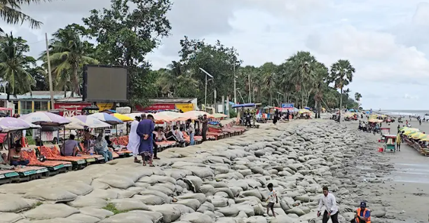 কুয়াকাটায় সৈকতের ভয়াবহ ভাঙন: ঝুঁকিতে মসজিদ-মন্দির ও পুলিশ বক্স