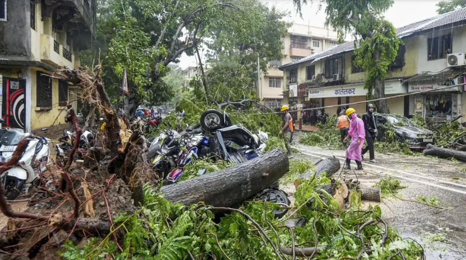 মহারাষ্ট্রে টানা বৃষ্টি ও ভূমিধসে ১৩ জনের প্রাণহানি