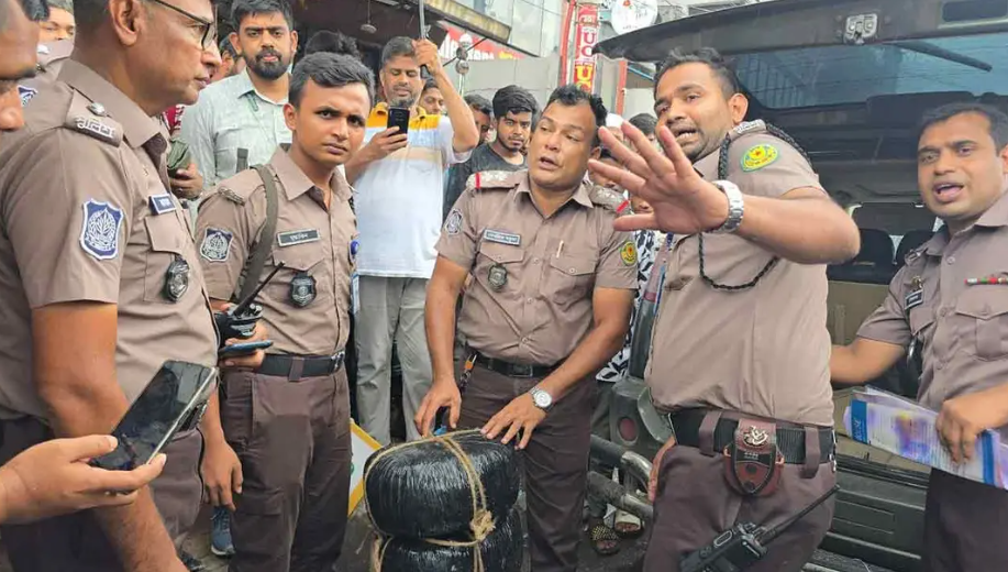 ট্রাফিক পুলিশের সিগন্যাল দেখেই পালালেন চালক: প্রাইভেটকারে মিলল ১০০ কেজি গাঁজা