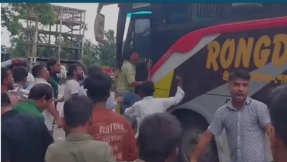 যাত্রী তোলা নিয়ে বাস-সিএনজি চালকদের দ্বন্দ্ব: হেলপারের ভুলে প্রাণ গেল পথচারীর