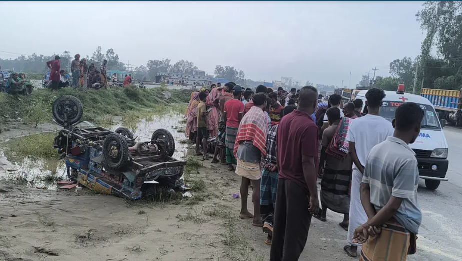 সিরাজগঞ্জে বাসচাপায় ব্যাটারিচালিত অটোরিকশার যাত্রী মা-ছেলের মর্মান্তিক মৃত্যু