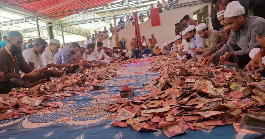 প্রথা ভেঙে দ্বিতীয়বারের মতো প্রকাশ্যে খুলল শাহজালাল (রহ.) মাজারের দানবাক্স
