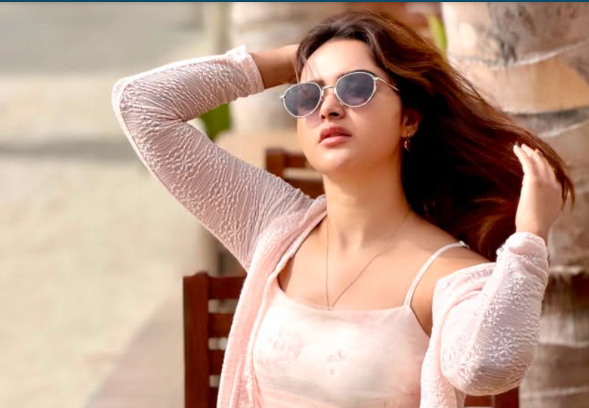 ক্যাজুয়াল লুক থেকে শাড়ি: মালদ্বীপে ভিন্ন রূপে কেয়া পায়েল