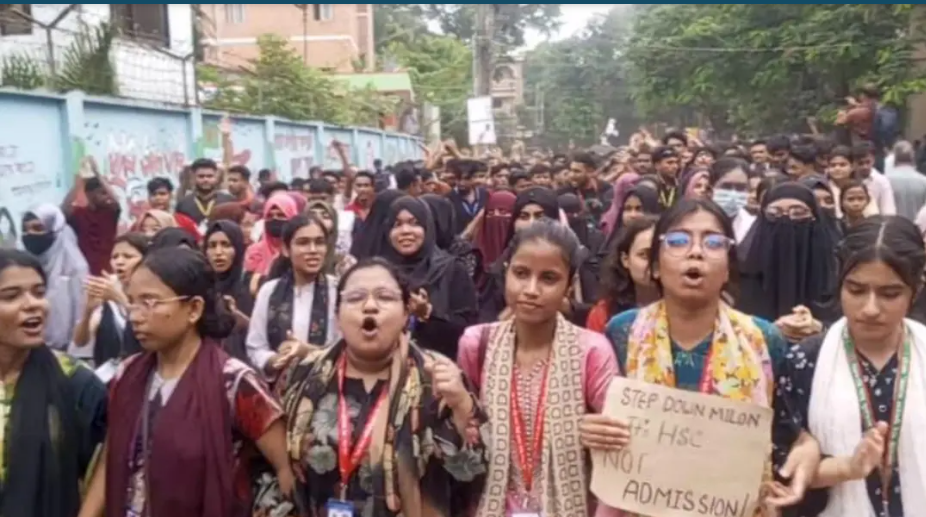 ‘তুমি কে, আমি কে, ফার্মের মুরগি’ স্লোগানে উত্তাল বগুড়া: ডিসি অফিস ঘেরাও ও পরীক্ষা বাতিলের দাবি