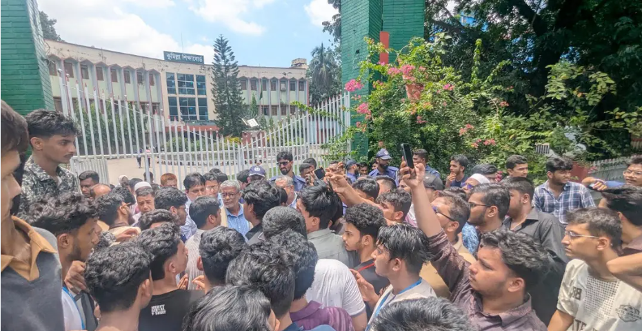 এইচএসসি পরীক্ষা স্থগিতের দাবি: কুমিল্লা শিক্ষাবোর্ডের মূল ফটক আটকে পরীক্ষার্থীদের বিক্ষোভ