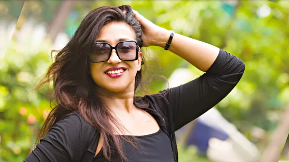 বারবার চুলে হাত দেওয়া নিয়ে ট্রল, নিজের ‘বদ অভ্যাস’ নিয়ে মুখ খুললেন ঋতুপর্ণা